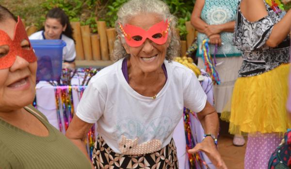 Imagens da Carnaval do CRAS promove integração e alegria para idosos da sede
