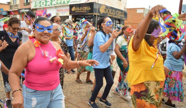 Imagens da Carnaval do CRAS promove integração e alegria para idosos da sede