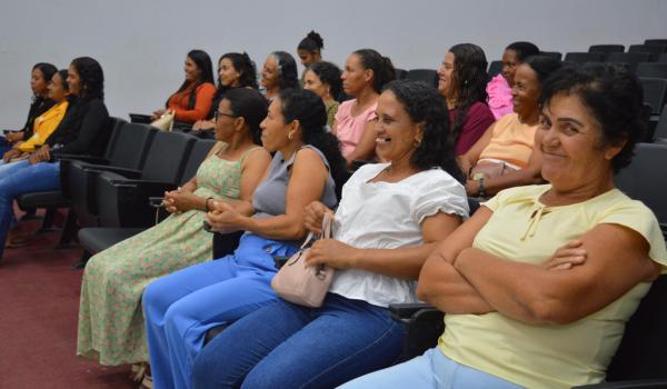 Imagens da Prefeitura de Iraquara, Sala do Empreendeedor e SEBRAE entregam Certificados de oficinas