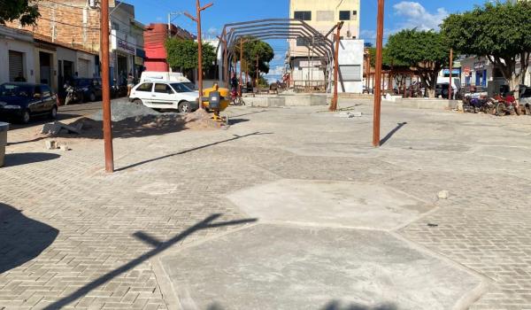 Imagens da A Praça Manoel Teixeira Leite está ficando de cara nova!