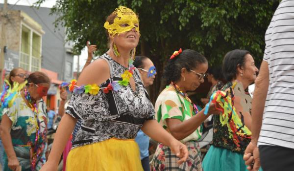 Imagens da Carnaval do CRAS promove integração e alegria para idosos da sede