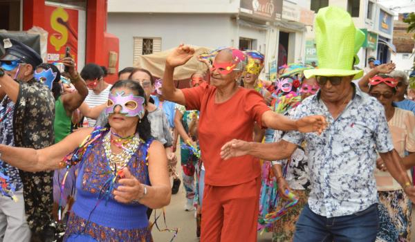 Imagens da Carnaval do CRAS promove integração e alegria para idosos da sede